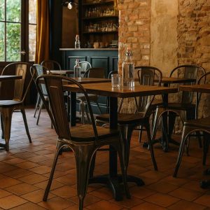 Super-Seat | Een gezellig café interieur met Lix stoelen metaal vintage hout en houten tafels | Metalen Lix stoelen met houten zitting, houten tafels, bakstenen muren. | Horecameubilair