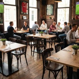 Super-Seat | Houten tafels, zwarte onderstellen, houten stoelen, barkrukken in lichte ruimte. | Horecameubilair