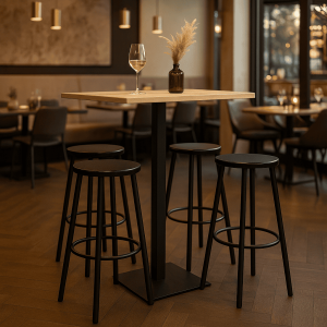 Super-Seat | Zwarte metalen barkrukken, houten barkrukken met glas en vaas drooggras in chique restaurantinterieur. | Horecameubilair