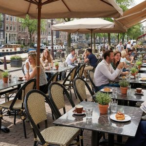 Super-Seat |Gietijzeren 4 tieners (terras) tafelonderstellen Paris zwart|Zwarte gietijzeren tafels en stoelen, metalen frames, aan het water in de zon. | Horecameubilair