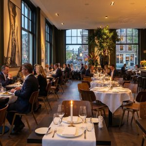 Super-Seat | Rietveld industriële schoolstoelen bruin/oker | Stoelen van bruin/oker metaal, tafels met linnen, modern interieur, grote ramen. | Horecameubilair