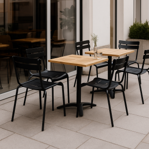 Super-Seat | Houten tafels met zwarte metalen stoelen op tegels, glazen vaasjes met droogbloemen op tafel. | Horecameubilair