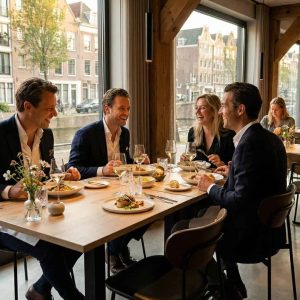 Super-Seat | Kasteel Eiken Melamine Tafelbladen 67x67cm Grijze stoelen, eiken melamine tafel, glazen, bloemenvaas, uitzicht op gracht. | Horecameubilair