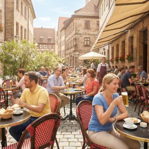 Super-Seat | Rieten horeca terrasstoelen Café de Paris rood | Rieten rode stoelen, metalen tafels, houten barkrukken op kinderkopjesplein. | Horecameubilair
