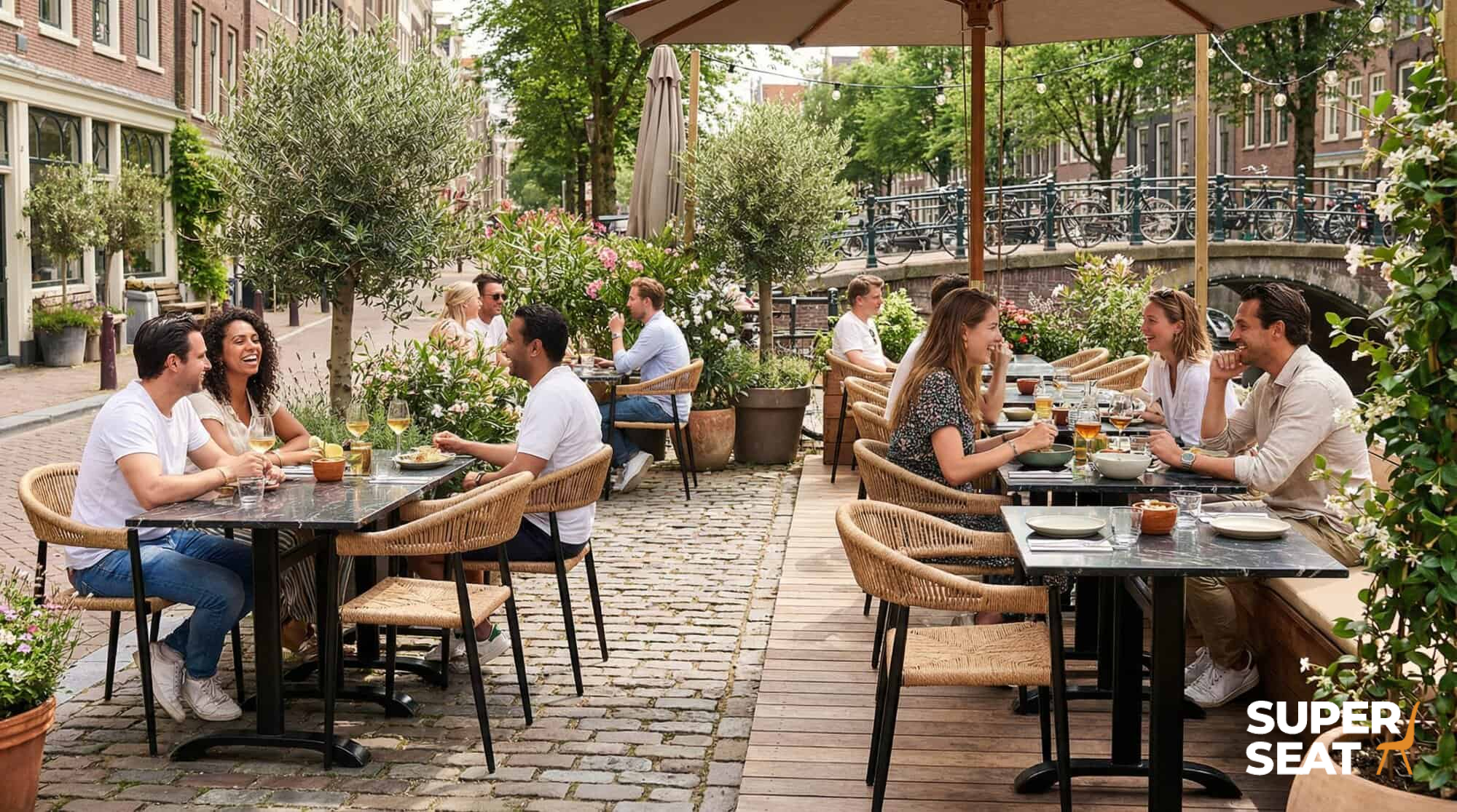 Super-Seat | Praag Terrasstoelen | Gevlochten kunststof stoelen met armleuning, zwarte tafels; buiten, café aan kanaal. | Horecameubilair