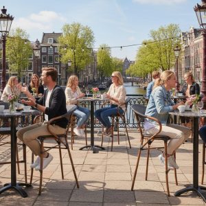 Super-Seat |Terras met houtlook tafels en metalen stoelen, bloemen en boten langs de gracht. | Horecameubilair