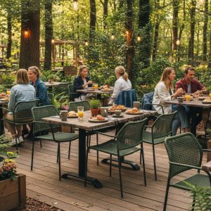 Super-Seat | Houten tafels en stoelen, metalen schorsrukken buiten tussen bomen en lichtjes. | Horecameubilair