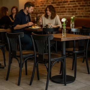 Super-Seat | Zwarte houten Thon stoelen met waaierleuning en zwarte tafels, metalen onderstel, bloem in vaasje. | Horecameubilair
