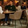 Super-Seat | Diamond fluwelen horeca stoelen champagne Fluwelen champagne kleurige stoelen, houten tafels en glazen met rode wijn in sfeervol restaurant. | Horecameubilair