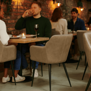 Super-Seat | Diamond fluwelen horeca stoelen champagne Fluwelen champagne kleurige stoelen, houten tafels en glazen met rode wijn in sfeervol restaurant. | Horecameubilair