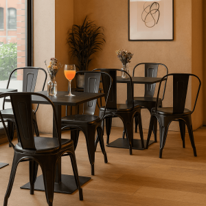 Super-Seat | Terrasstoelen Zonnig zwart Zwarte textileen stoelen, lichte houten vloer, vierkante tafels met bloemen en glas sinaasappeldrank. | Horecameubilair