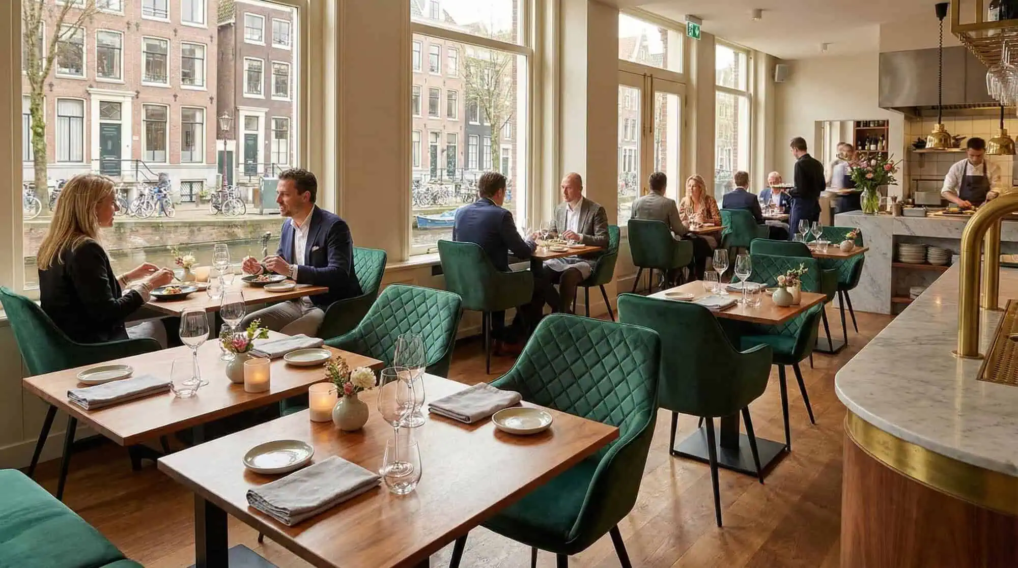 Super-Seat | Diamond fluwelen horeca stoelen groen Groene fluwelen stoelen, houten vloeren, houten tafels in modern restaurant aan het water. | Horecameubilair