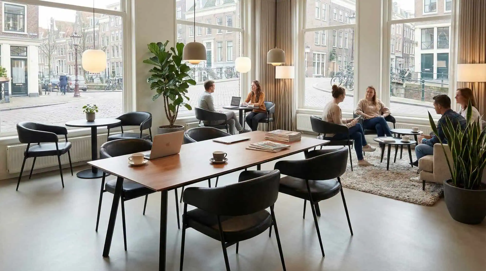 Super-Seat | Maxwell horeca armstoelen zwart Zwarte stoelen, houten tafels, grote ramen, planten; modern café met gezellige sfeer. | Horecameubilair