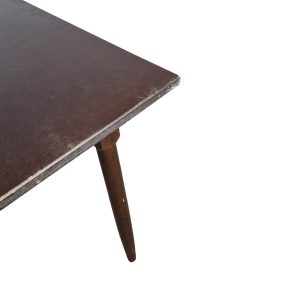 Super-Seat | Amsterdam poker oud bruin café statafel | Donkerbruin houten statafel met zichtbare krassen, taps toelopende poot, wit achtergrond. | Horecameubilair