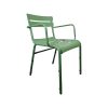 Super-Seat | Luxemburg Terras Fauteuil | Groene metalen terrasstoel met lamellen, armleuningen en licht gebogen rugleuning. Elegant en modern. | Horecameubilair