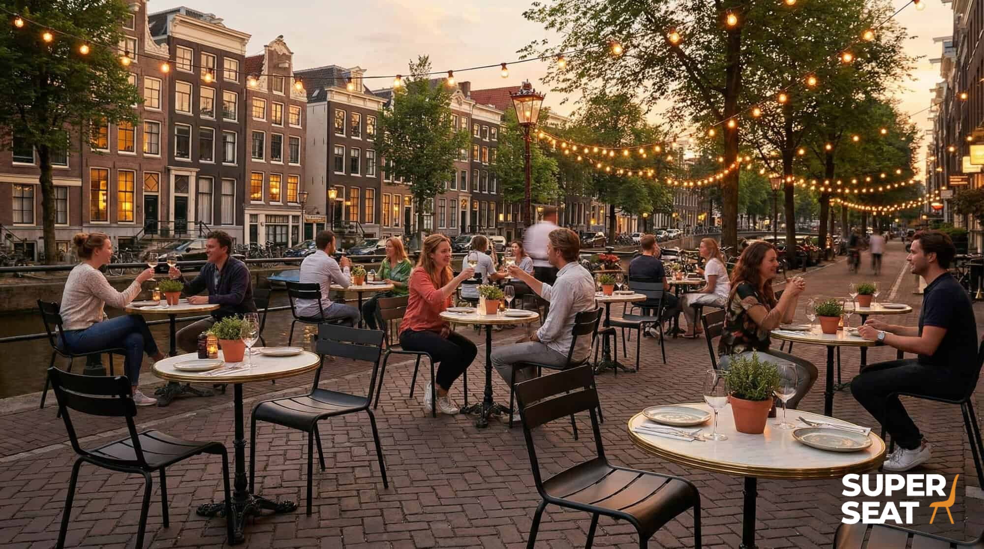 Super-Seat | Terrastafels 70x70 cm koper Koperkleurige HPL tafels, stoelen van hout/metaal; barkrukken buiten langs de sfeervolle gracht. | Horecameubilair