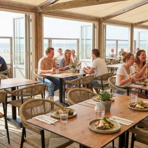 Super-Seat |Houten tafels en stoelen, bruine tinten, open ramen, uitzicht op zee en strand. | Horecameubilair