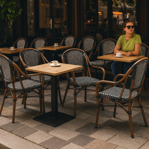 Super-Seat | Wicker Horeca Terrasstoelen Zwart | Zwarte wickerstoelen met armleuningen, metalen tafels op terras, vrouw in groen, koffie. | Horecameubilair