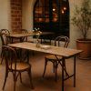 Super-Seat | A Berlijn vintage houten klaptafel naturel 200x50cm | Naturel hout, metalen poten, set met twee houten stoelen, decor: vaas bloemen. | Horecameubilair