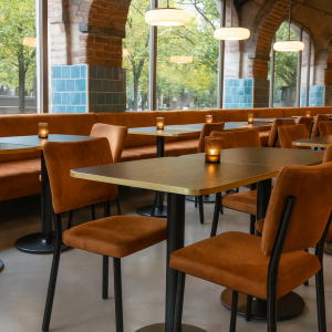 Super-Seat | Restaurant inrichting inspiratie | Bruine gestoffeerde stoelen, melamine ronde tafels met zwart/messing, blauwe tegels, grote ramen. | Horecameubilair
