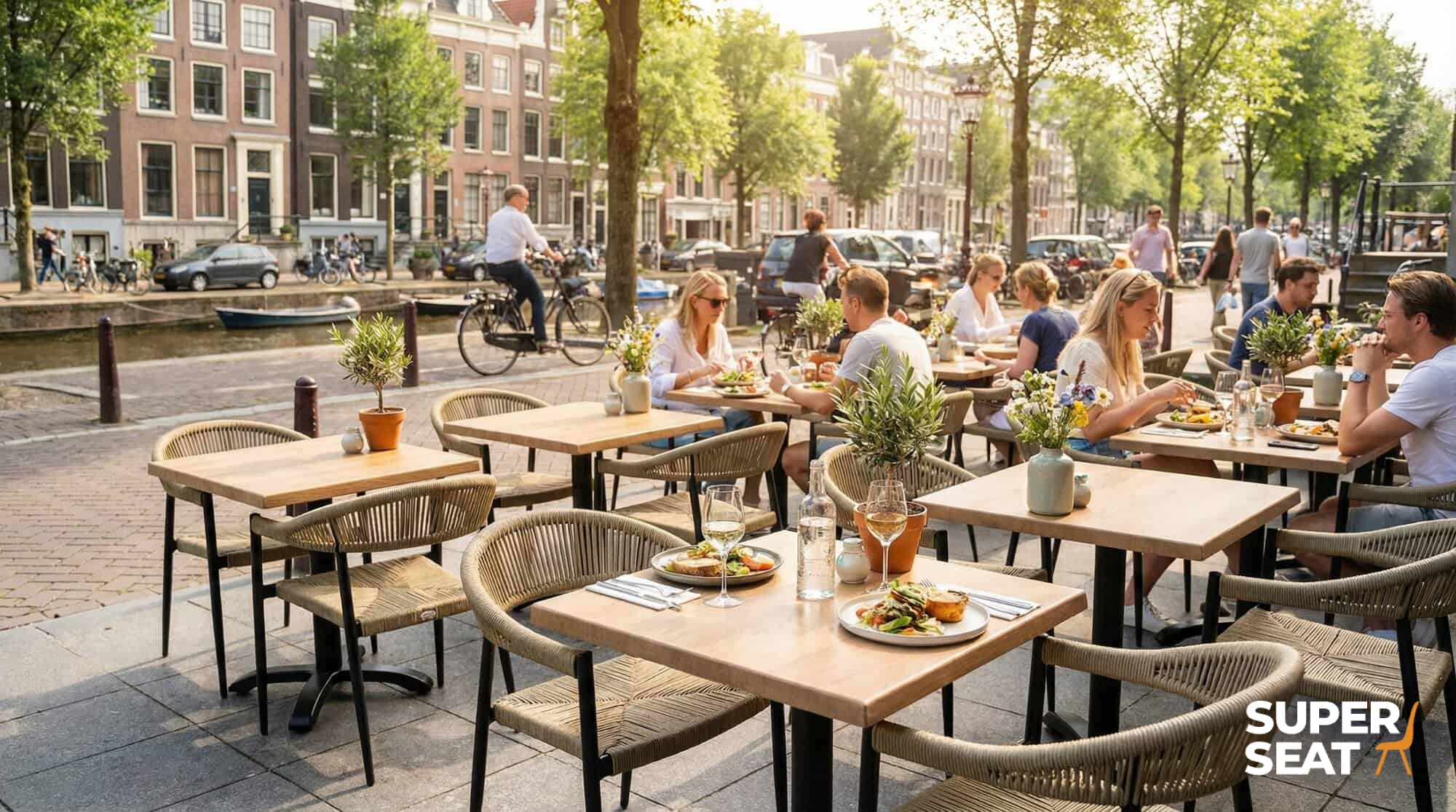 Super-Seat |Houten tafels en stoelen, zwart metalen frame, genieten van eten aan zonnig water. | Horecameubilair