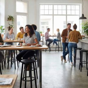 Super-Seat | Industriële bistro barkrukken zwart / zwart | Zwarte metalen barkrukken, houten tafels, bakstenen muren en veel planten in modern café. | Horecameubilair