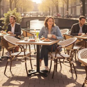 Super-Seat | Wermodin horeca (terras) tafelbladen atacama 70x70cm Grijze vierkante tafels, metalen stoelen bij een zonnig terras aan het water. | Horecameubilair