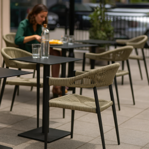 Super-Seat | Praag (terras) stoelen vlechtwerk groen met arm | Groene gevlochten terrasstoel met armleuning, kunststof vlecht, zwart metalen frame. | Horecameubilair