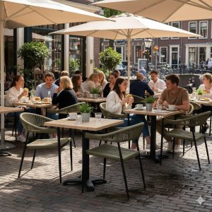 Super-Seat | Wat je gaat tegenkomen zijn groene vlechtwerk stoelen met armleuning en tafels op een geplaveid terras. | Horecameubilair