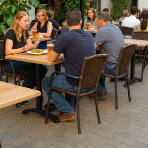 Super-Seat | Horeca terras tafels Werzalit eiken 120x70cm | Bruine houten en rotan stoelen rond eiken tafel, ontspanning met eten en drank. | Horecameubilair
