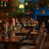 Super-Seat | Boston horeca stapelstoelen antraciet | Antraciet stapelstoelen van kunststof, gestoffeerde stoelen, houten tafels, warme sfeerverlichting. | Horecameubilair
