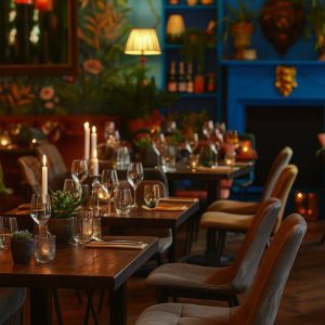 Super-Seat | Boston horeca stapelstoelen antraciet | Antraciet stapelstoelen van kunststof, gestoffeerde stoelen, houten tafels, warme sfeerverlichting. | Horecameubilair