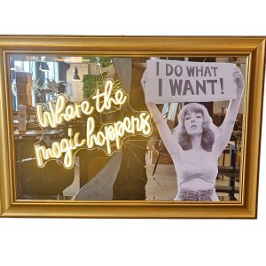 Super-Seat | Neon Kunst Sign in Gouden Houten Lijst | Neon bord in gouden houten lijst (92x62cm), zwart-wit vrouw, warme café sfeer. | Horecameubilair