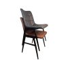 Super-Seat | Twee moderne, gevoerde Houston horeca stapelstoelen zwart | Grijze & bruine gestoffeerde stoelen met houten poten en gewatteerde zitting/rug. | Horecameubilair
