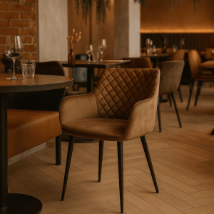 Super-Seat | A Diamond fluwelen horeca stoel mokka | Fluwelen mokka stoel met ruitpatroon rugleuning, houten poten, bij houten vloer & bakstenen muur. | Horecameubilair