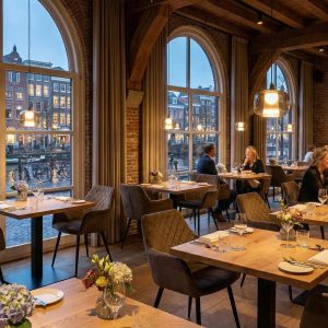 Super-Seat | Moderne eetruimte met mocka fluwelen stoelen, houten tafels, grote ramen, warme sfeer. | Horecameubilair