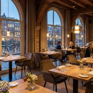 Super-Seat | Moderne eetruimte met mocka fluwelen stoelen, houten tafels, grote ramen, warme sfeer. | Horecameubilair