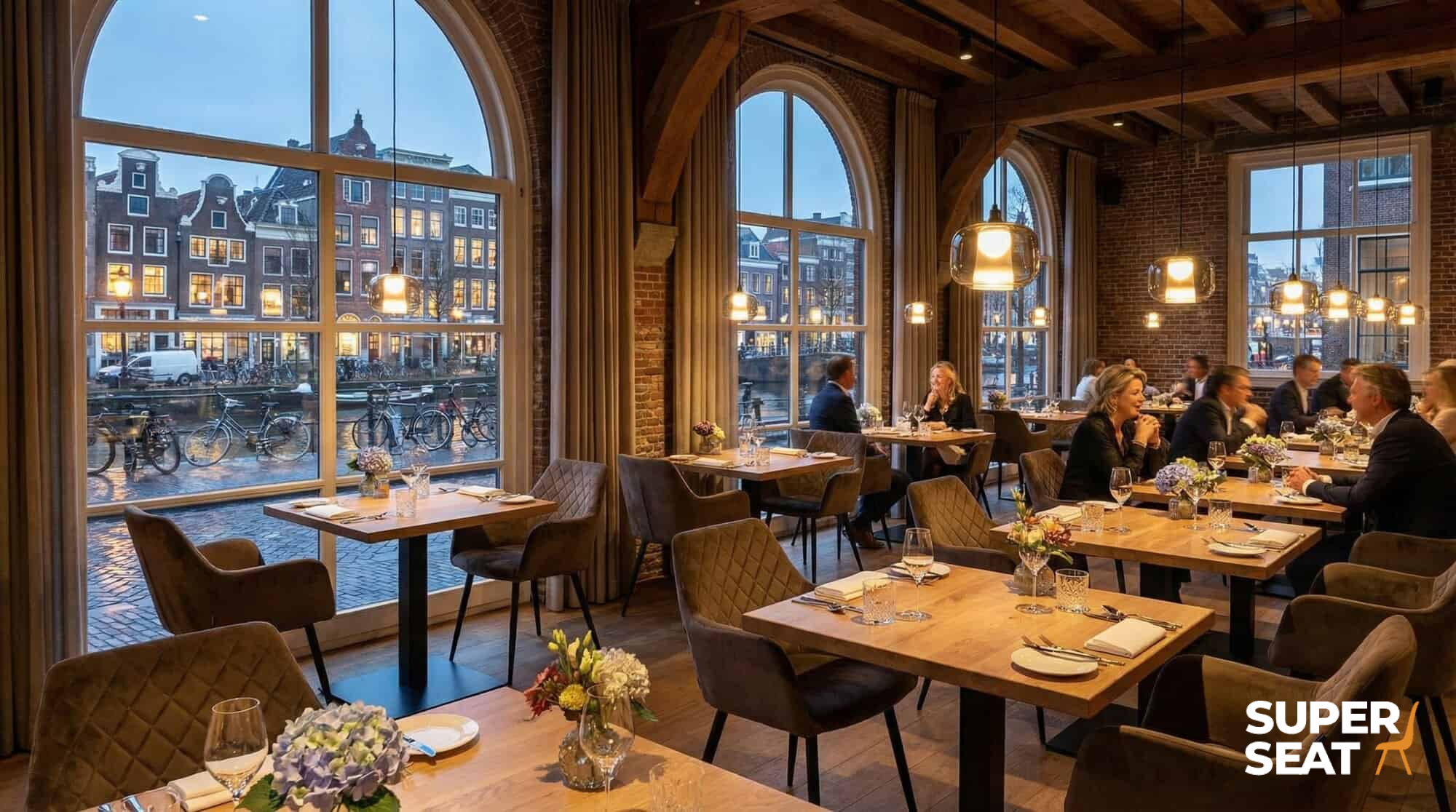 Super-Seat | Moderne eetruimte met mocka fluwelen stoelen, houten tafels, grote ramen, warme sfeer. | Horecameubilair