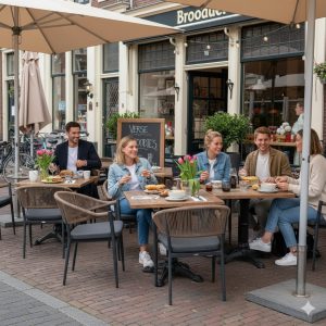 Super-Seat | Terras met zwarte gevlochten stoelen, houten tafels en kleurrijke accessoires. | Horecameubilair