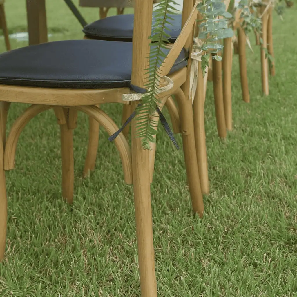 Super-Seat | Stoelen met zwarte zit- en rugkussens op gras van hout en staal, gezellig buiten opgesteld. | Horecameubilair