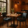 Super-Seat | Horecaset Lisa zwart met kasteel eiken tafel | Zwarte metalen stoelen, eikenhouten melamine tafel, warme sfeer, gele tulpen. | Horecameubilair
