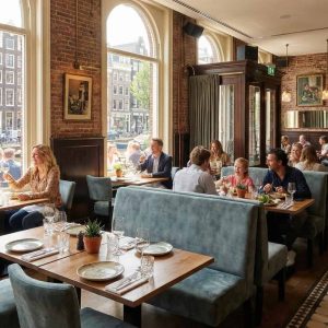 Super-Seat | Lisa horeca eetbank bistro vintage velours groen | Groene velours banken, houten tafels, bakstenen muren, grote ramen, daglicht binnen. | Horecameubilair