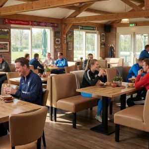 Super-Seat | Lisa horeca eetbank bistro Taupe - 120cm | Taupe eetbank met houten tafel, metalen stoelen in licht café met sportdecor en houten balken. | Horecameubilair