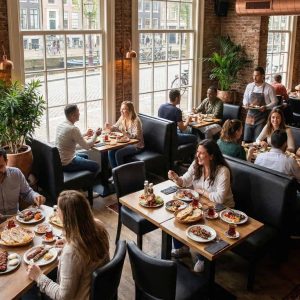 Super-Seat | Lisa horeca eetbank bistro Zwart - 120cm | Zwarte leren banken, houten tafels, metalen stoelen in lichte, groene ruimte. | Horecameubilair