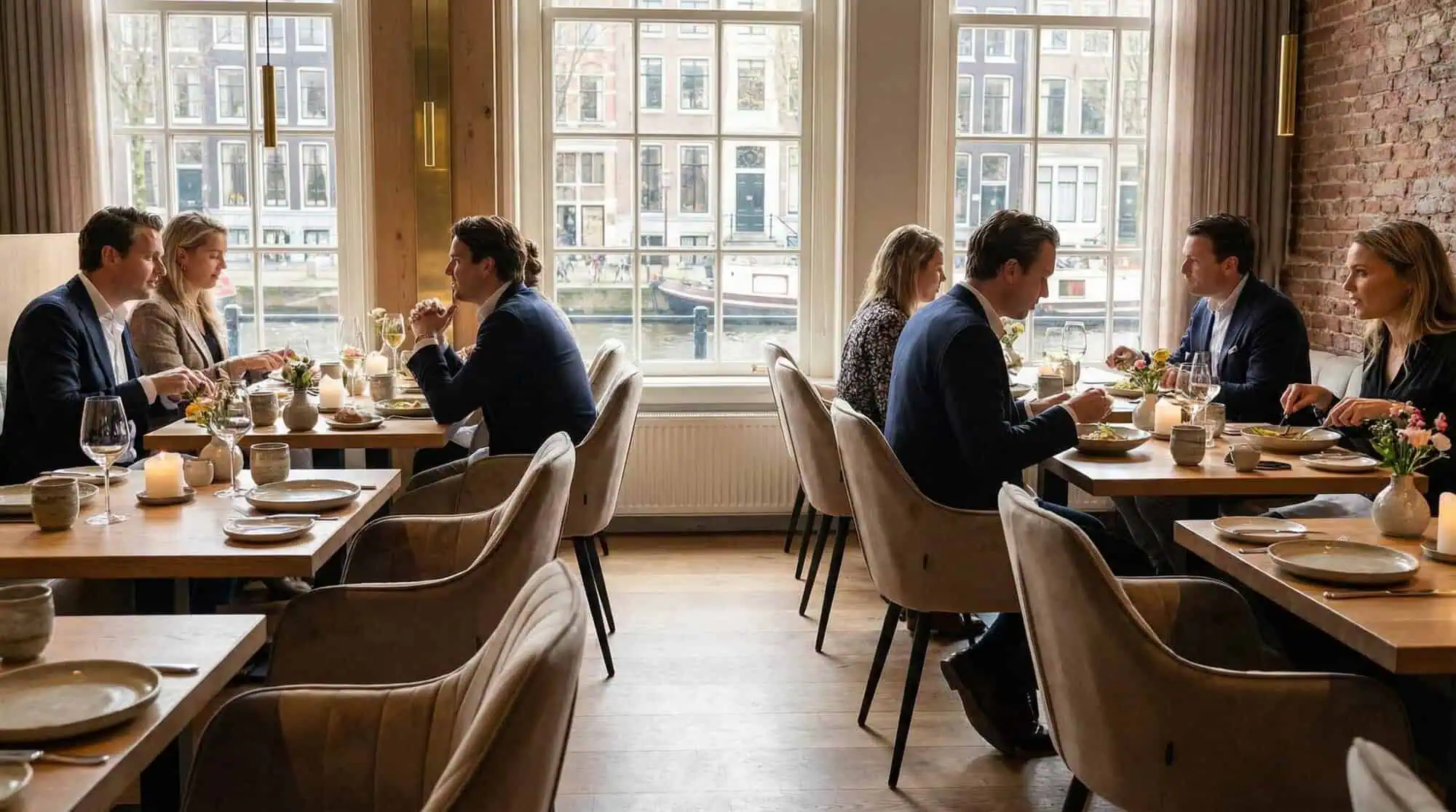 Super-Seat | Moderne Restaurantinrichting Beige stoelen, fluwelen horeca armstoelen champagne, houten vloer, grote ramen en kanalen. | Horecameubilair