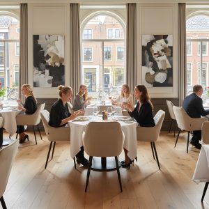 Super-Seat | Royale horeca armstoelen in champagne kleurig fluweel naast houten tafels in elegant restaurant. | Horecameubilair