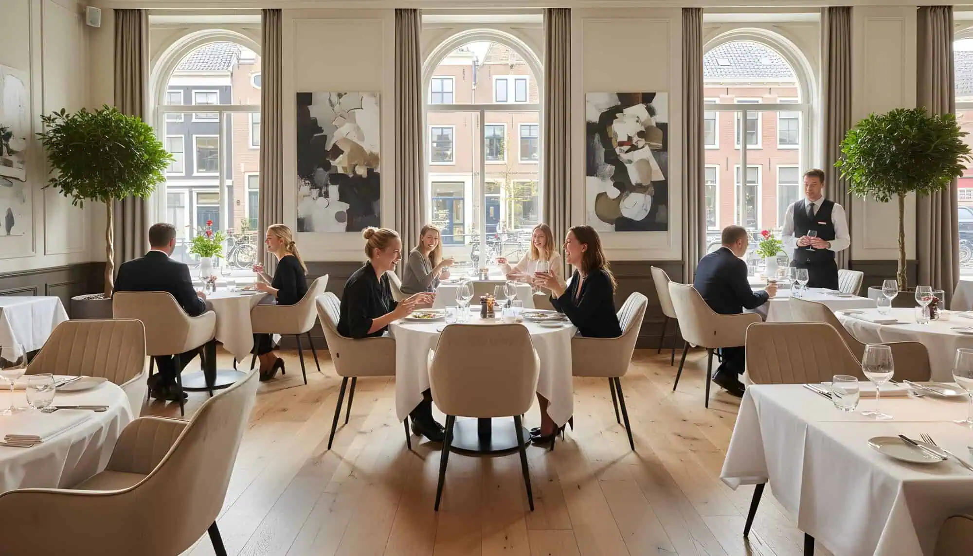 Super-Seat | Royale horeca armstoelen in champagne kleurig fluweel naast houten tafels in elegant restaurant. | Horecameubilair