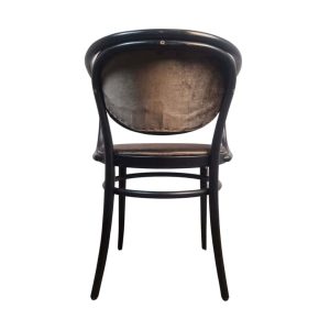 Super-Seat | Michael Thonet 210 vintage gebogen houten fauteuil | Zwarte houten stoel met rond tapijt en donker gestoffeerde zitting. | Horecameubilair