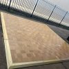 Super-Seat | Een Mobiele dansvloer, houten vloer met messing rand ca. 15m2 | Houten dansvloer met messing rand, goudkleurig en lichtbruin, buiten op beton. | Horecameubilair