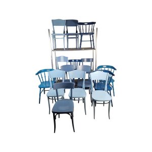 Super-Seat | Vijftien vintage blauwe houten caféstoelen uit de Thonet Mix Set | Blauw gelakte houten stoelen, deels gestapeld op metalen rek, vintage look. | Horecameubilair